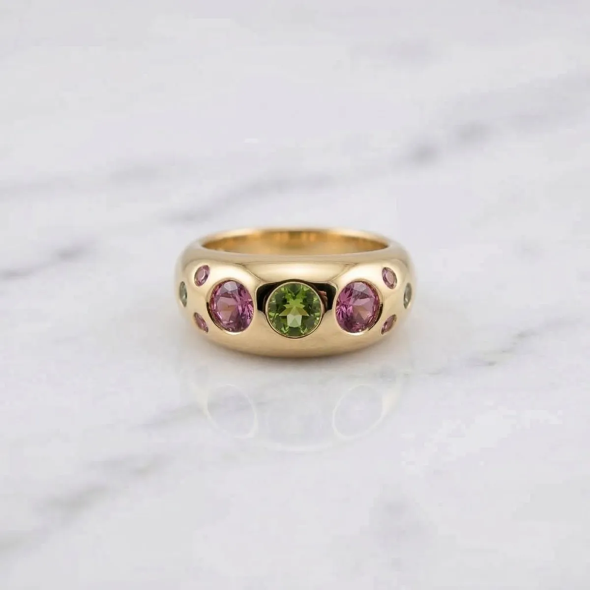 Ring · Olivin, Spinelle & Saphire · 585 Gelbgold